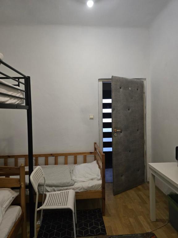 Postel nebo postele na pokoji v ubytování Hostel w Zielonce