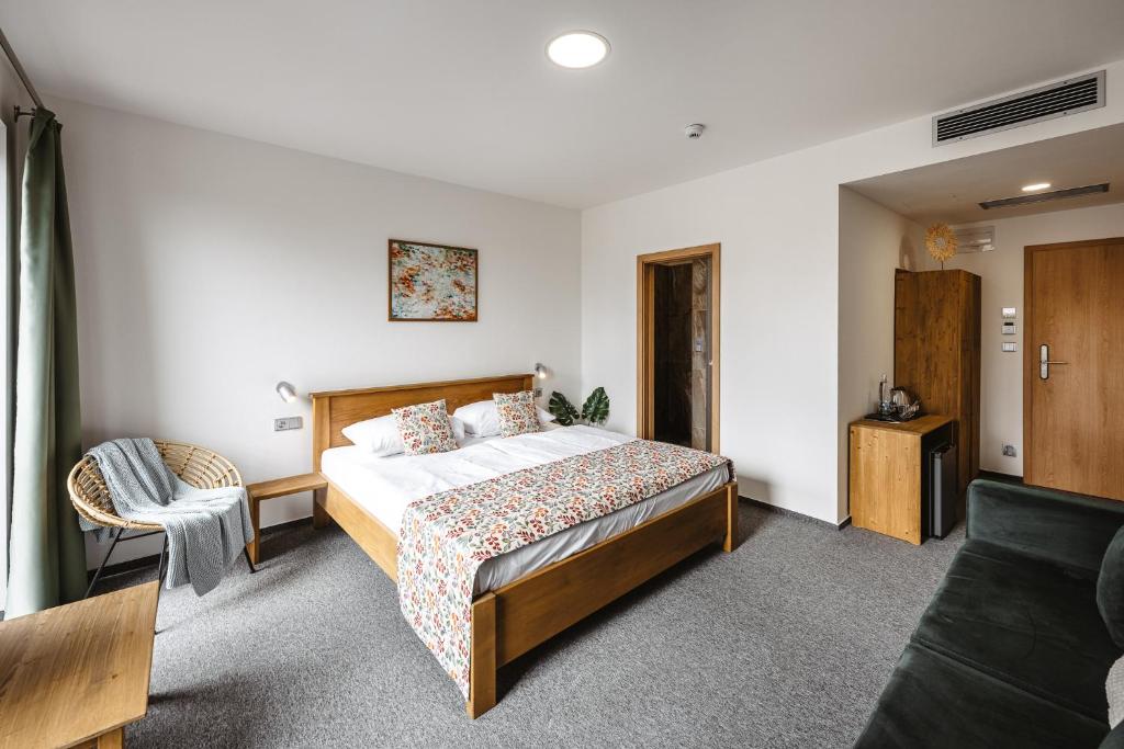 Postel nebo postele na pokoji v ubytování Hotel Frýdl