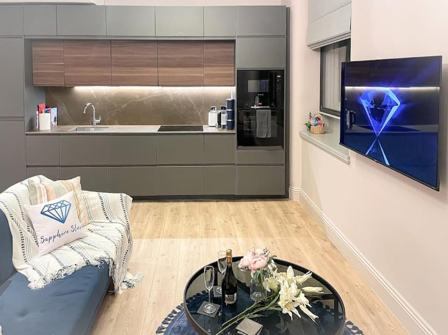 Nhà bếp/bếp nhỏ tại Posh Pretty Penthouse