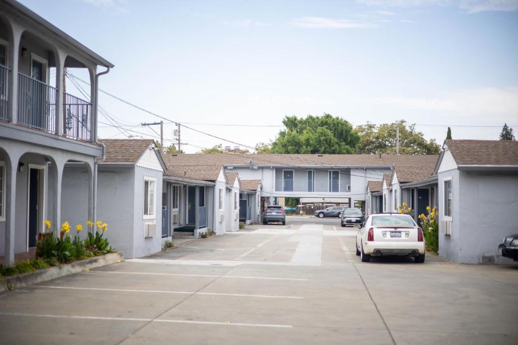 Deluxe Inn photo