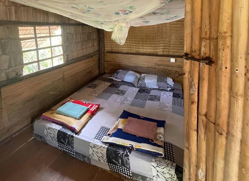 Postel nebo postele na pokoji v ubytování Family Batcave Homestay
