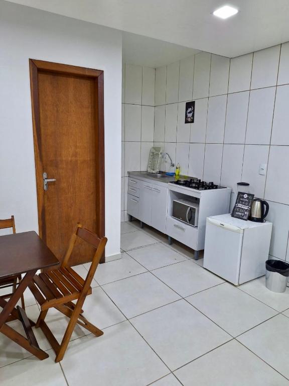 Kuchyň nebo kuchyňský kout v ubytování Kitnet 1 mobiliada no centro de Torres a 600m da Praia Grande