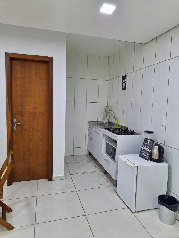 Kuchyň nebo kuchyňský kout v ubytování Kitnet 1 mobiliada no centro de Torres a 600m da Praia Grande