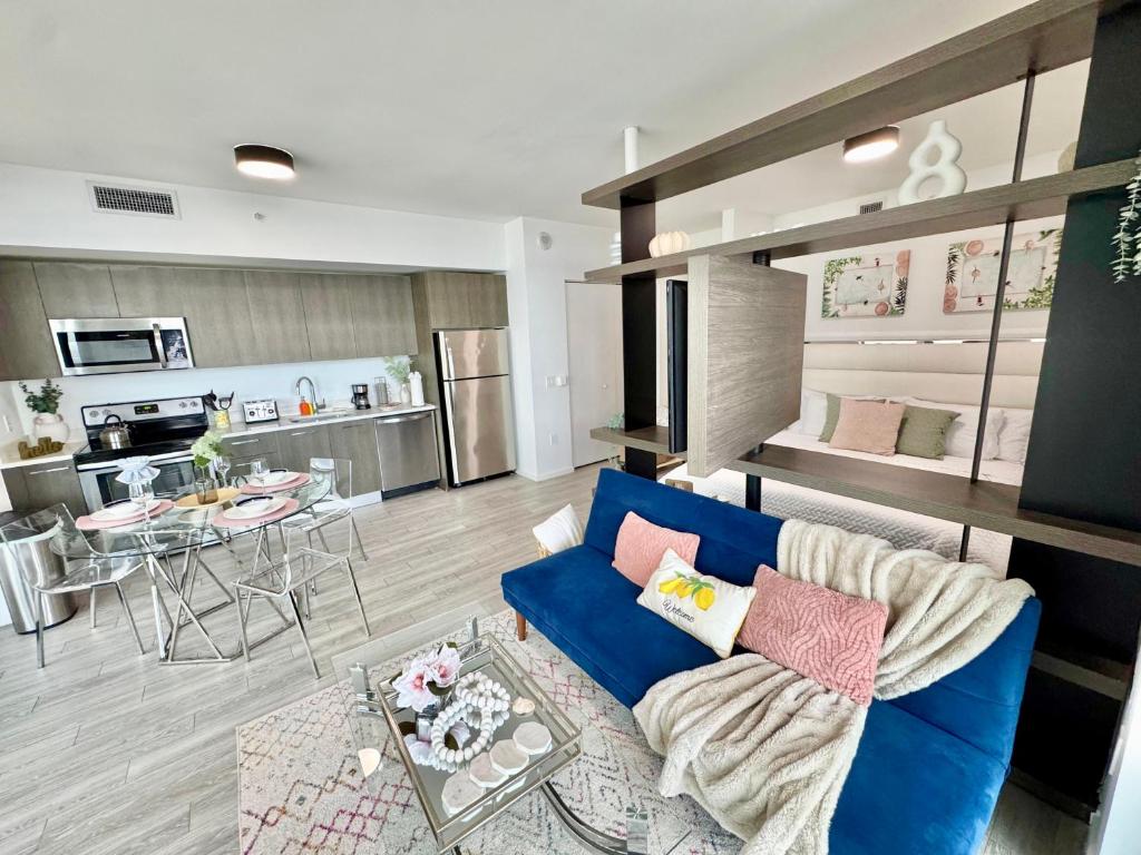 Mesmerizing Water Views Corner Condo photo