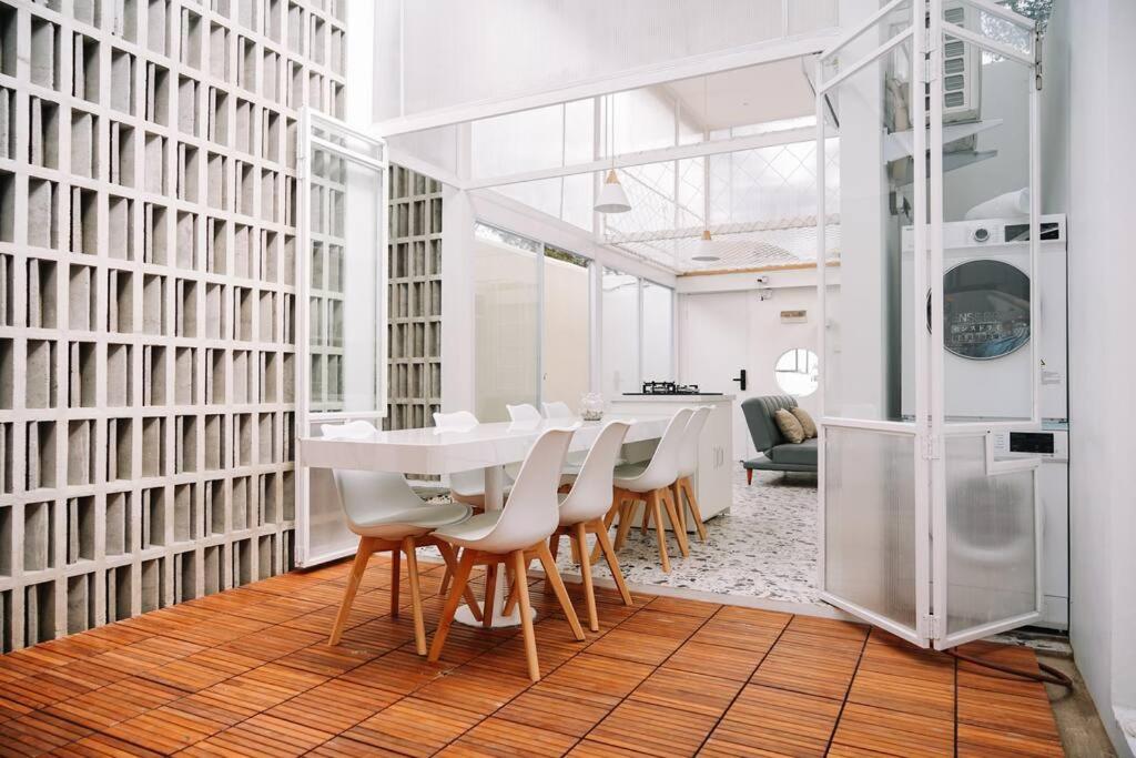 Batureo 1Hibearnation Villa near Lembang Zoo的餐厅里摆放着一张白色餐桌和几把椅子。