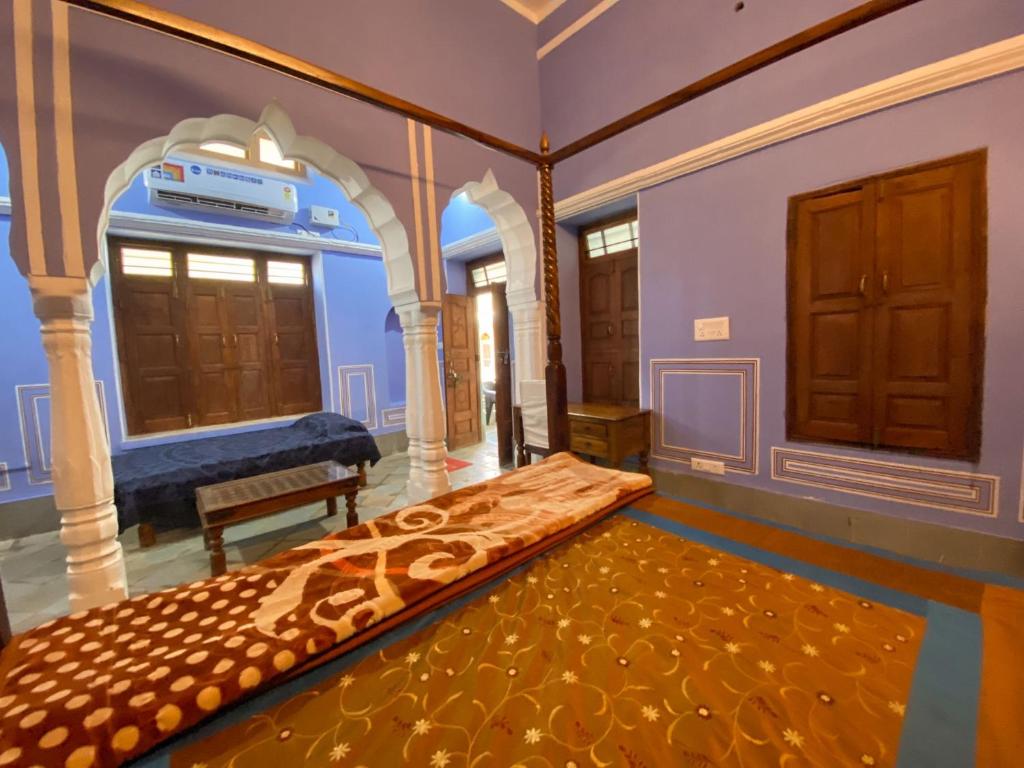 Letto o letti in una camera di Hotel Radhika Haveli, Mandawa