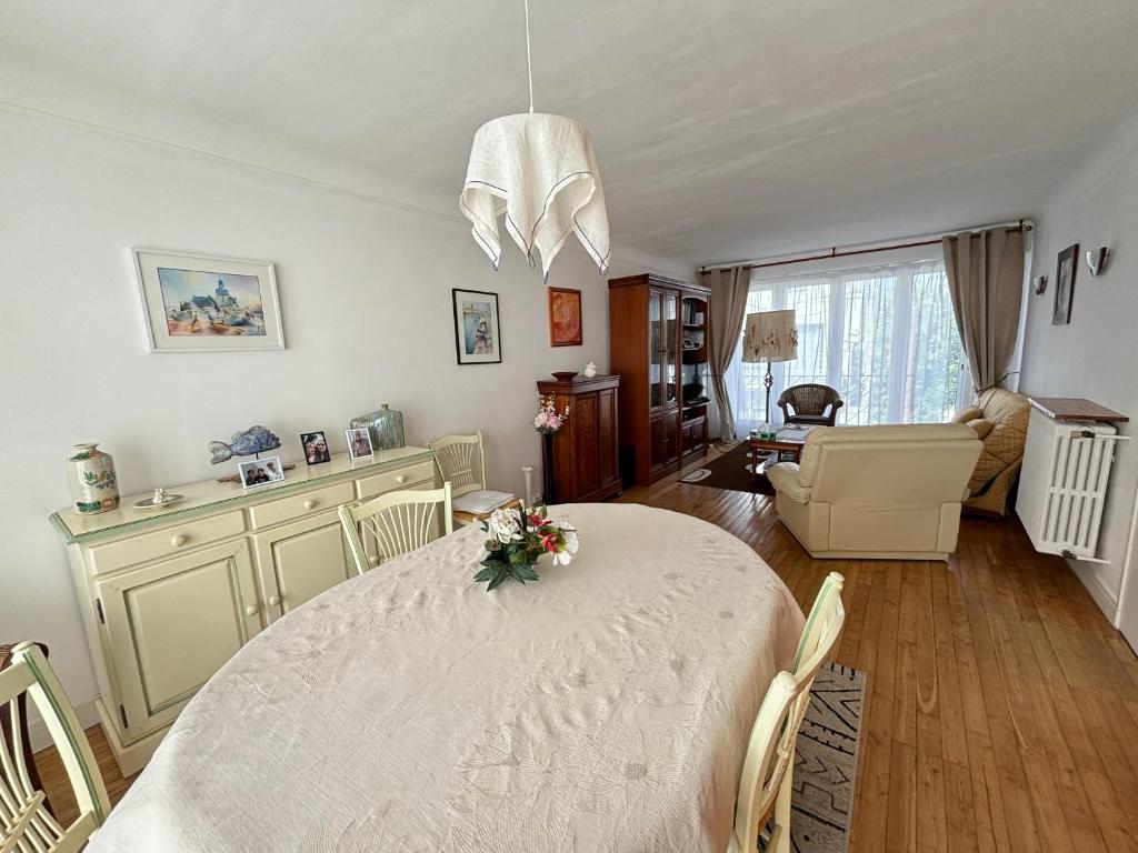 une salle à manger avec une table et des chaises blanches dans l'établissement Appartement T3 avec garage et équipements complets - FR-1-197-612, à Les Sables-dʼOlonne