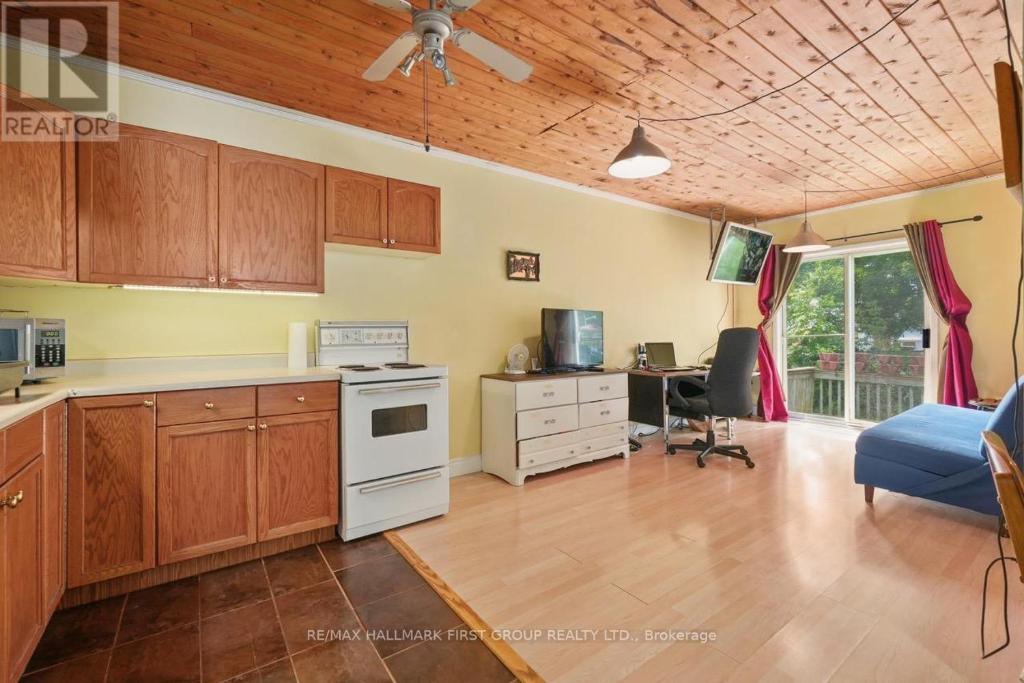 Una cocina o kitchenette en Marmora and Lake Inn and Victorian Diner