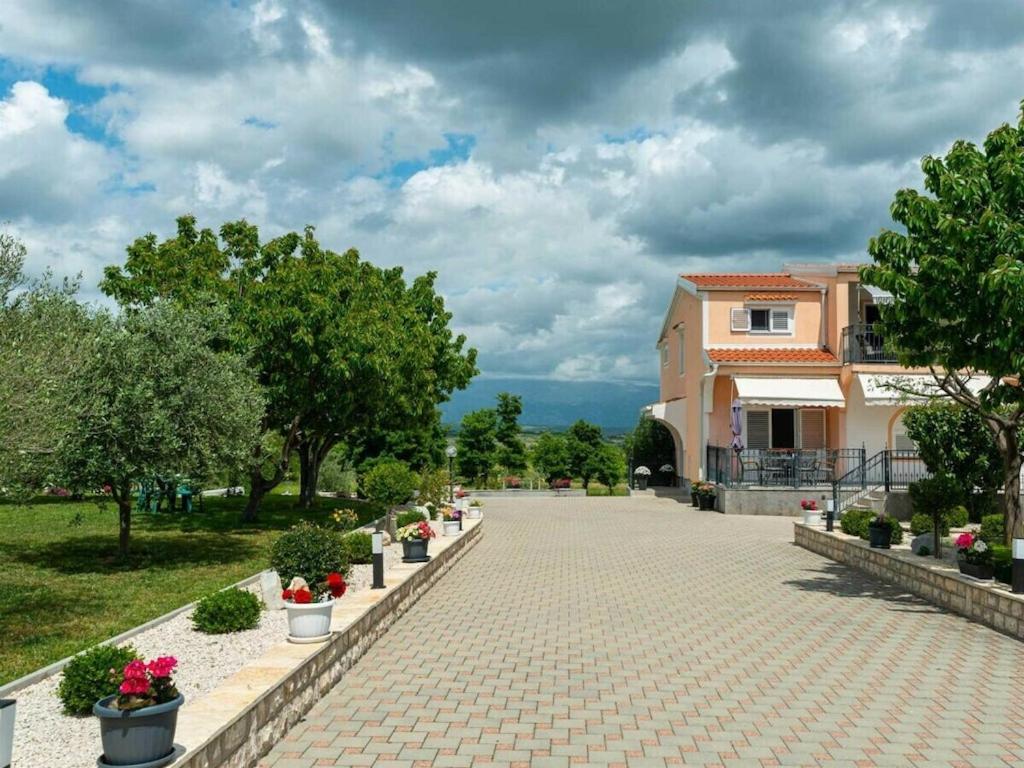 Κήπος έξω από το Luxury Villa Maria with large pool