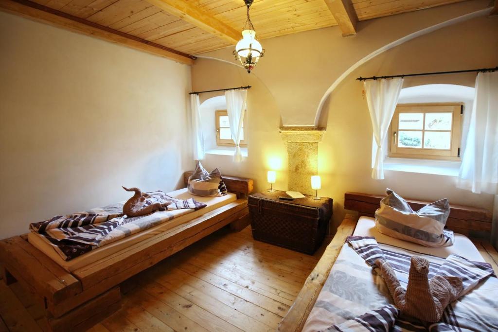Postel nebo postele na pokoji v ubytování Hrazdeny statek Mytinka