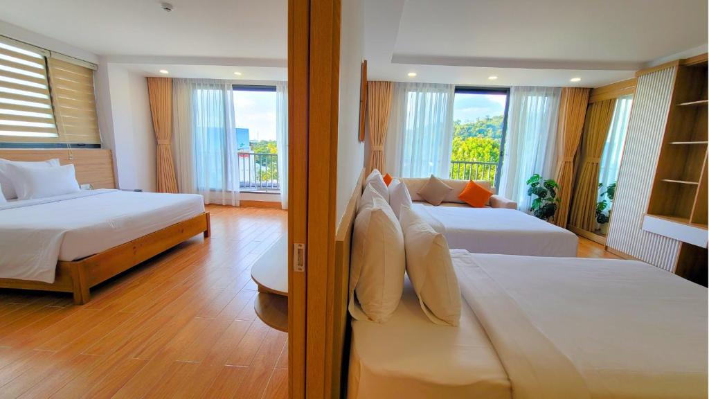 Giường trong phòng chung tại Rosetta Hotel Phu Quoc