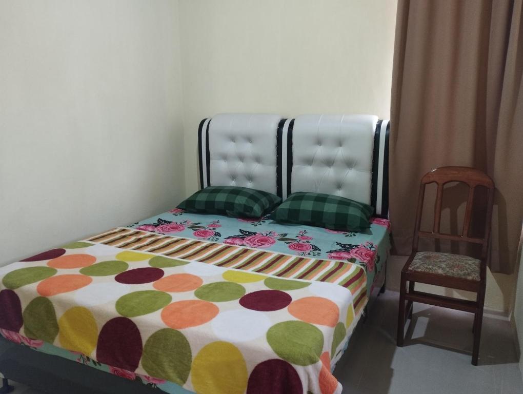 Postel nebo postele na pokoji v ubytování Hasbi Homestay Syariah