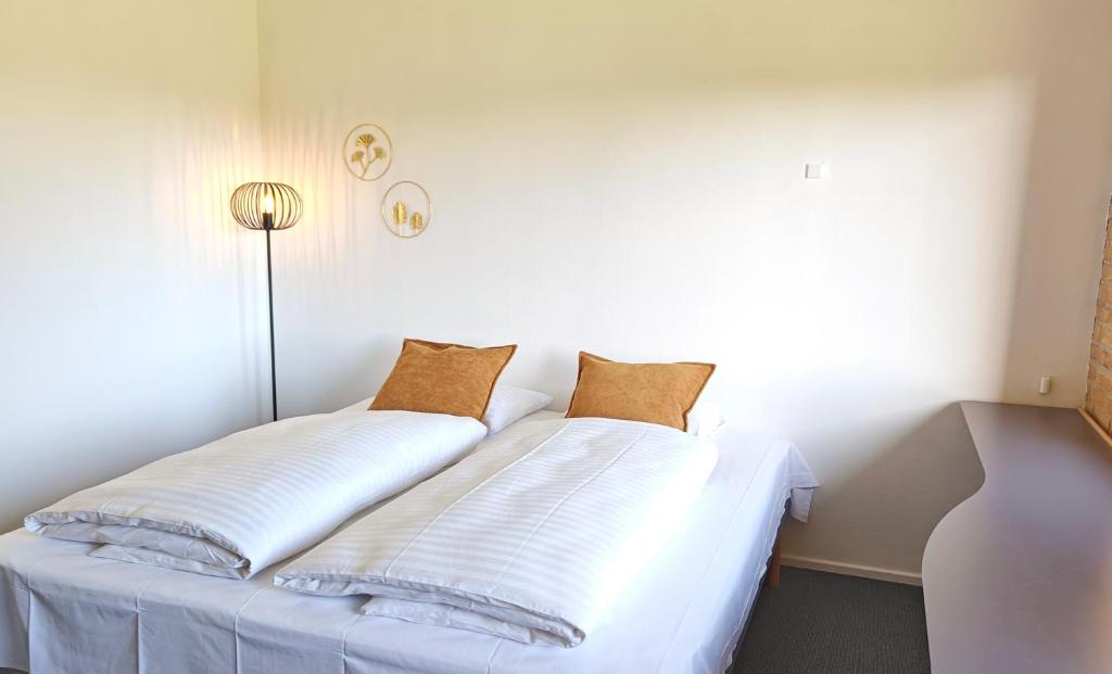 Postel nebo postele na pokoji v ubytování Hotel Svanegården