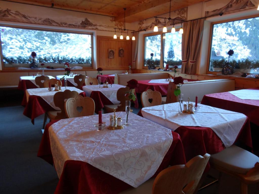 Reštaurácia alebo iné gastronomické zariadenie v ubytovaní Gasthof Geierwallihof