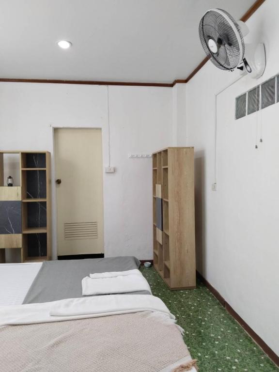 Postel nebo postele na pokoji v ubytování Tiki Bar-KanTiang Guesthouse