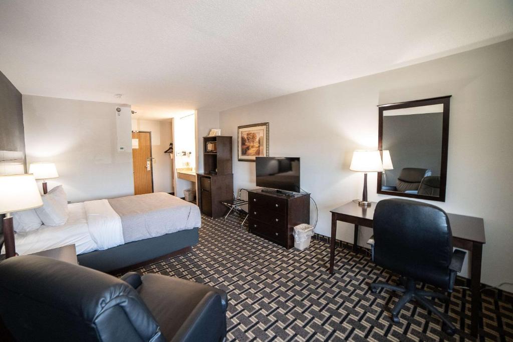 Quality Inn & Suites Watertown near Prairie Lakes Ice Arena - Queen Room - Non Fumatori