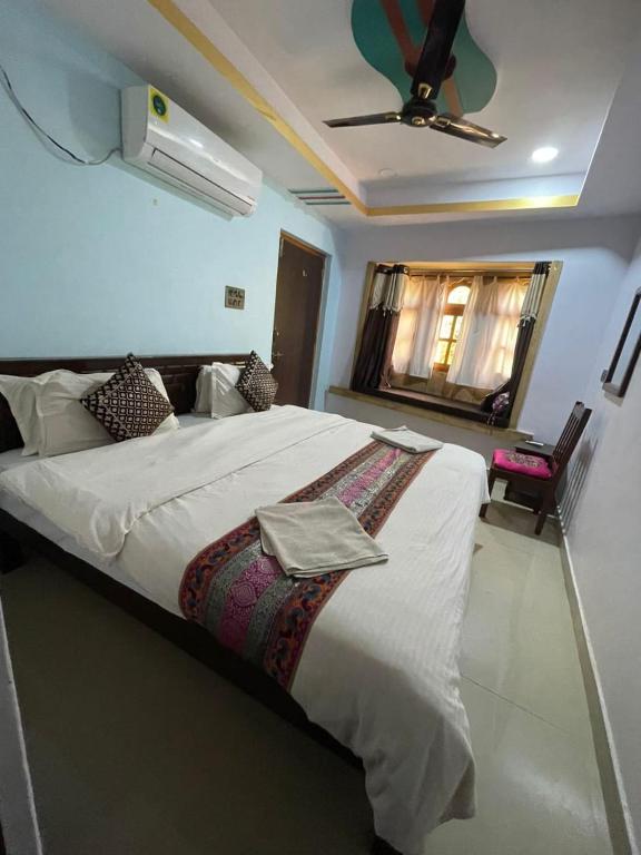 Postel nebo postele na pokoji v ubytování Hotel Neem Haveli