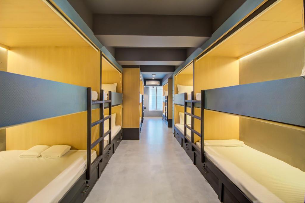 Postel nebo postele na pokoji v ubytování Mumbai Dorms