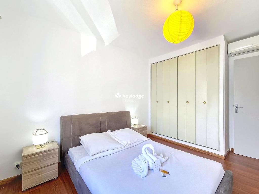 a bedroom with a bed with a large mirror at Tourette - appartement proche du centre-ville - Saint-Denis in Saint-Denis