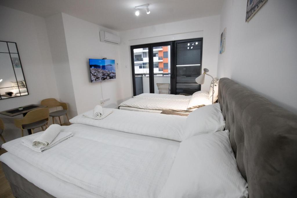 - 2 lits blancs dans une chambre avec fenêtre dans l'établissement CENTRAL City, à Trebinje