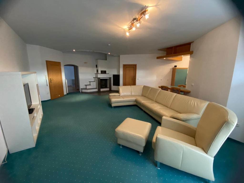 Posezení v ubytování Monteurwohnung , 4 Schlafzimmer, 130qm, Balkon, einzige Wohneinheit im Haus, Parkplatz