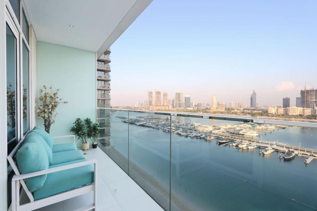 2BR Beachfront Living, Stunning Marina Views