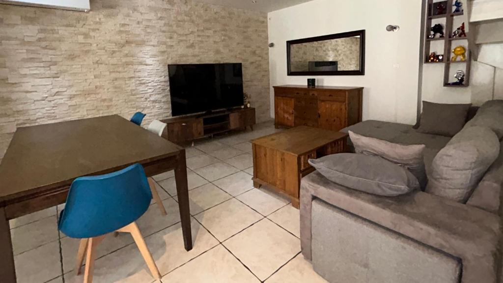 un salon avec un canapé et une table dans l'établissement Petit havre de paix, à Marseille