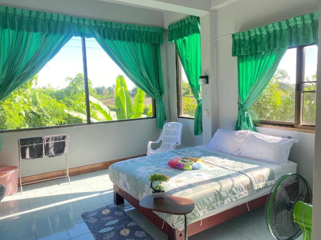 Postel nebo postele na pokoji v ubytování Mountain View Hostel - Krabi Airport near Wat ThamSuea