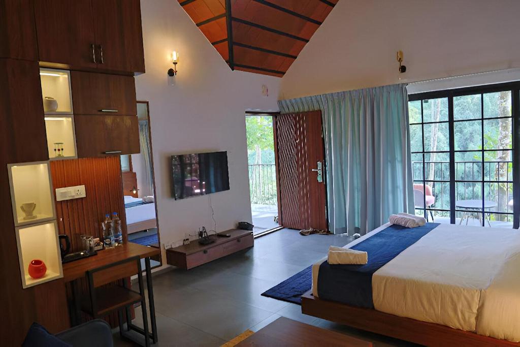 Postel nebo postele na pokoji v ubytování Bay View Suites, Vythiri, Wayanad