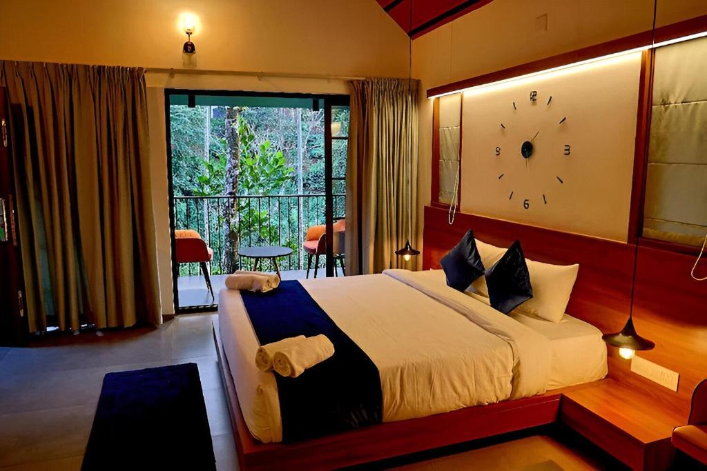 Postel nebo postele na pokoji v ubytování Bay View Suites, Vythiri, Wayanad