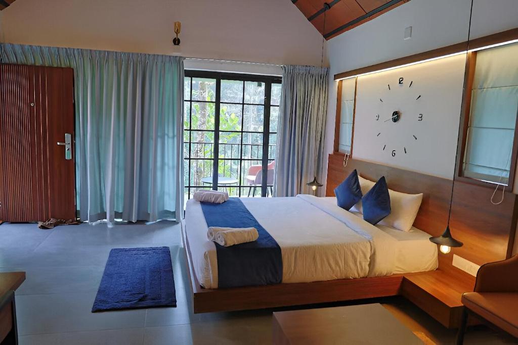 Postel nebo postele na pokoji v ubytování Bay View Suites, Vythiri, Wayanad