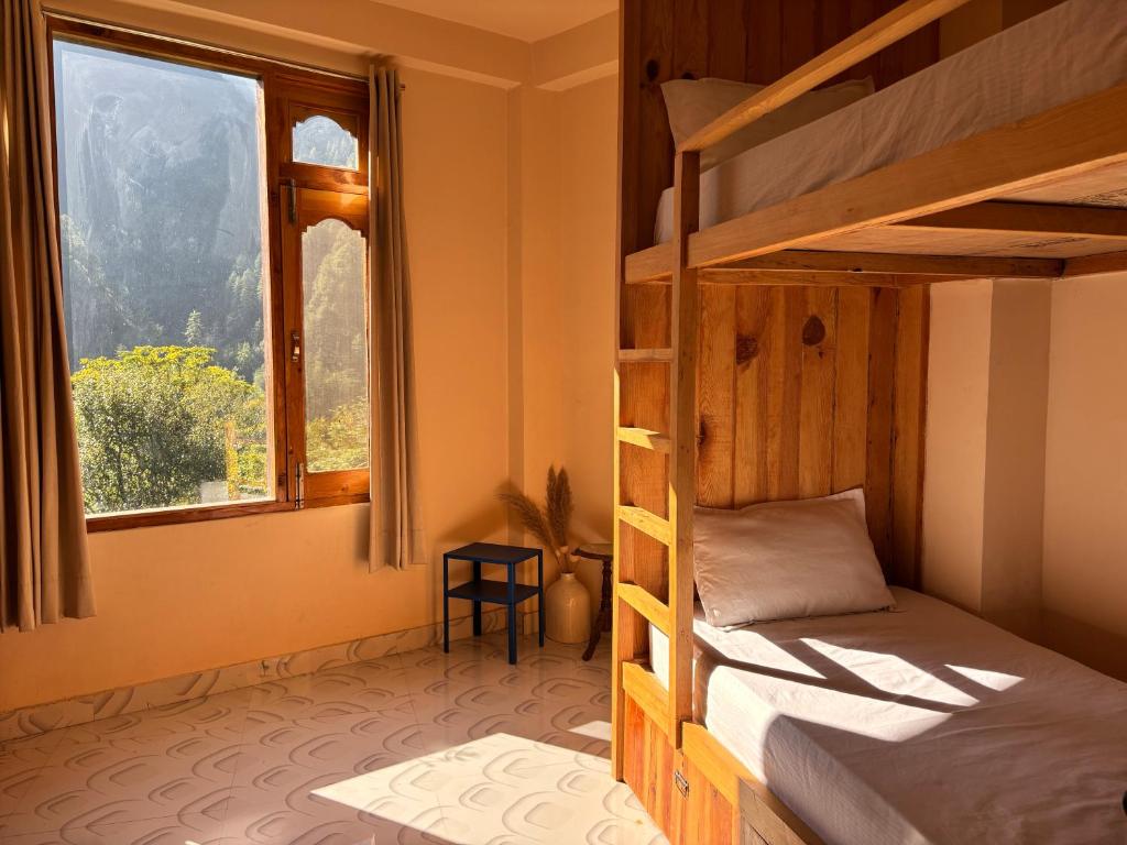 Postel nebo postele na pokoji v ubytování Grham Hostel & Cafe Kasol, Katagla