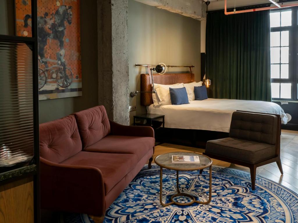 Postel nebo postele na pokoji v ubytování Gorgeous George by Design Hotels ™