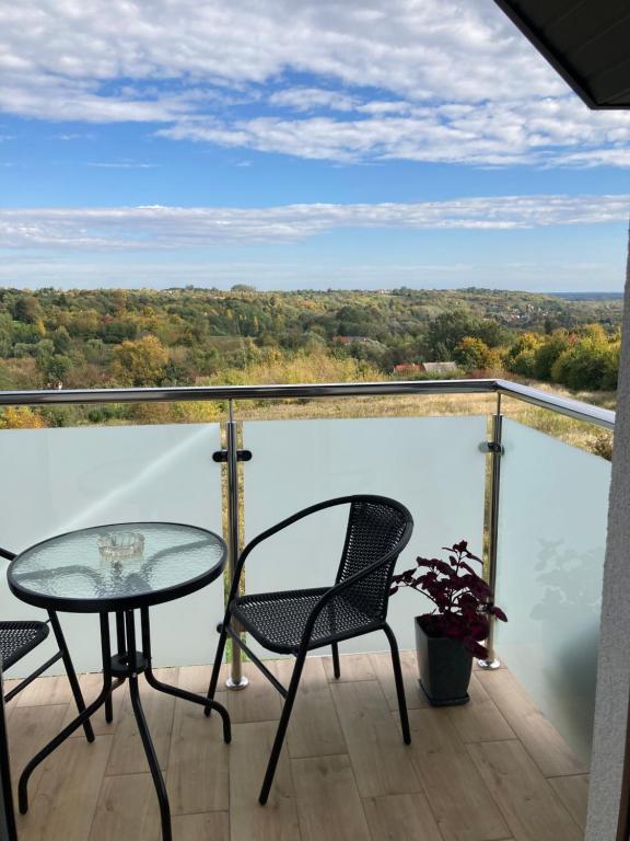 a patio with a table and chairs on a balcony at Apartament 7 Wzgórz in Sandomierz