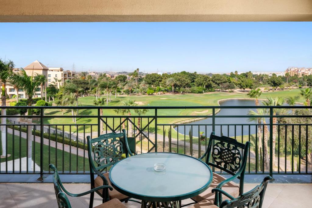 Balkón nebo terasa v ubytování Hilton Pyramids Golf