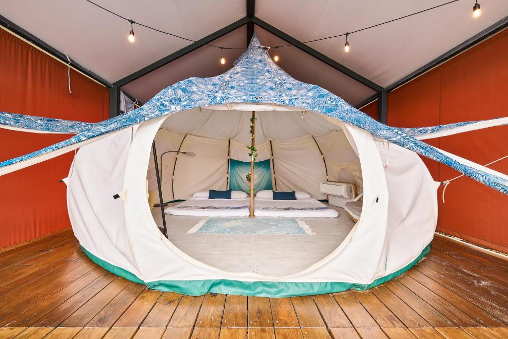 Postel nebo postele na pokoji v ubytování 踏浪星辰Camp
