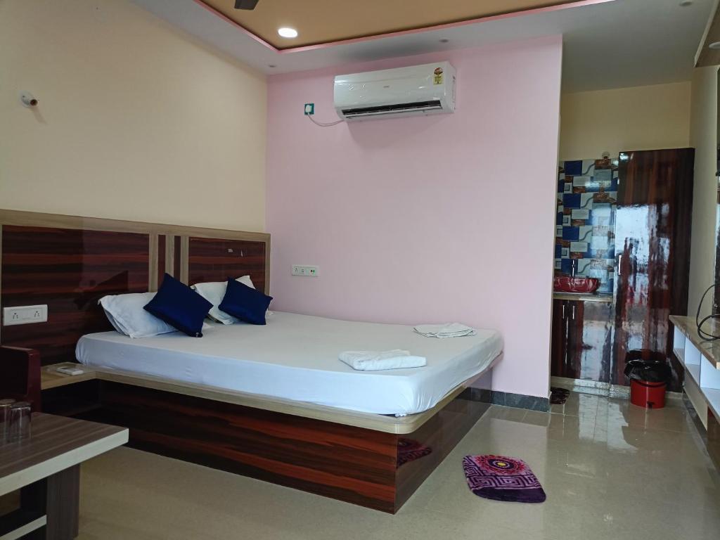 Postel nebo postele na pokoji v ubytování Rose Beach Resort