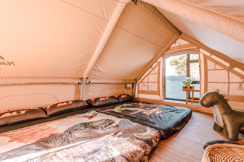Postel nebo postele na pokoji v ubytování 踏浪星辰Camp
