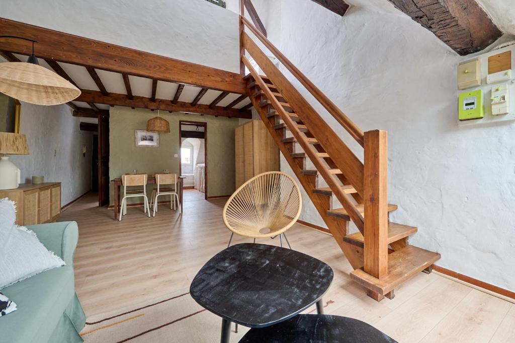 un salon avec un escalier et une table dans l'établissement Le condorcet, à Dijon