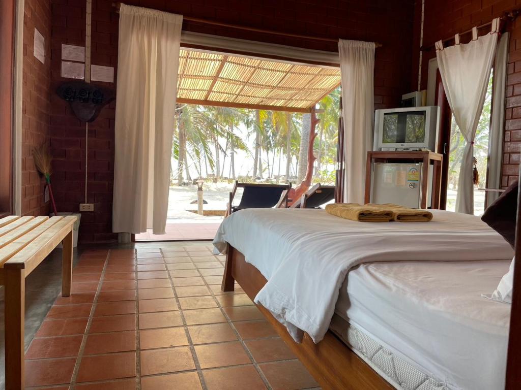 Postel nebo postele na pokoji v ubytování Rachavadee Bankrut Resort