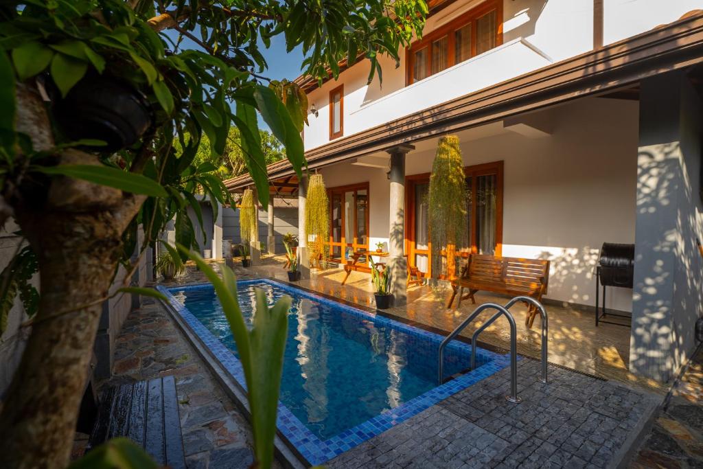 una piscina en el patio trasero de una casa en Zichron Rest, en Galle