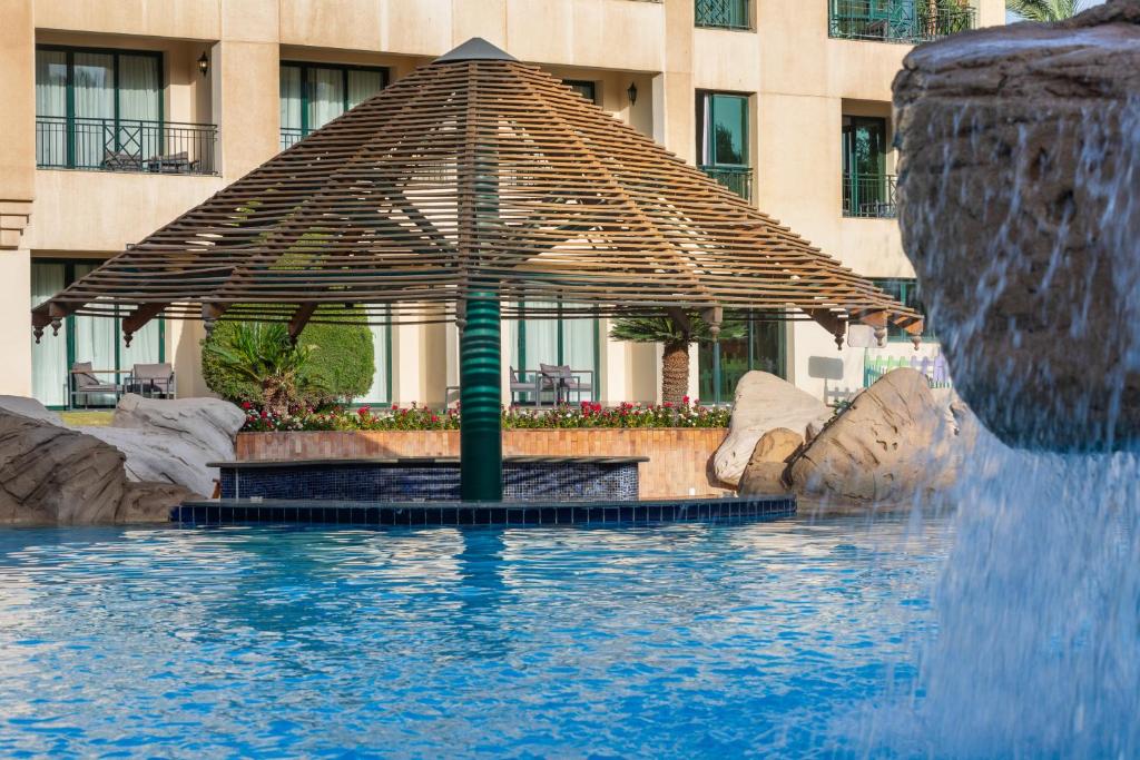 Bazén v ubytování Hilton Pyramids Golf nebo v jeho okolí