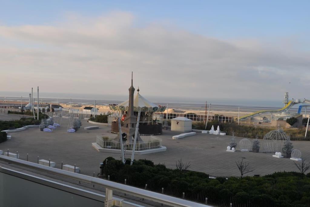 - une vue sur un parking avec une aire de jeux dans l'établissement Charmant studio face mer - 2 personnes, à Le Touquet-Paris-Plage