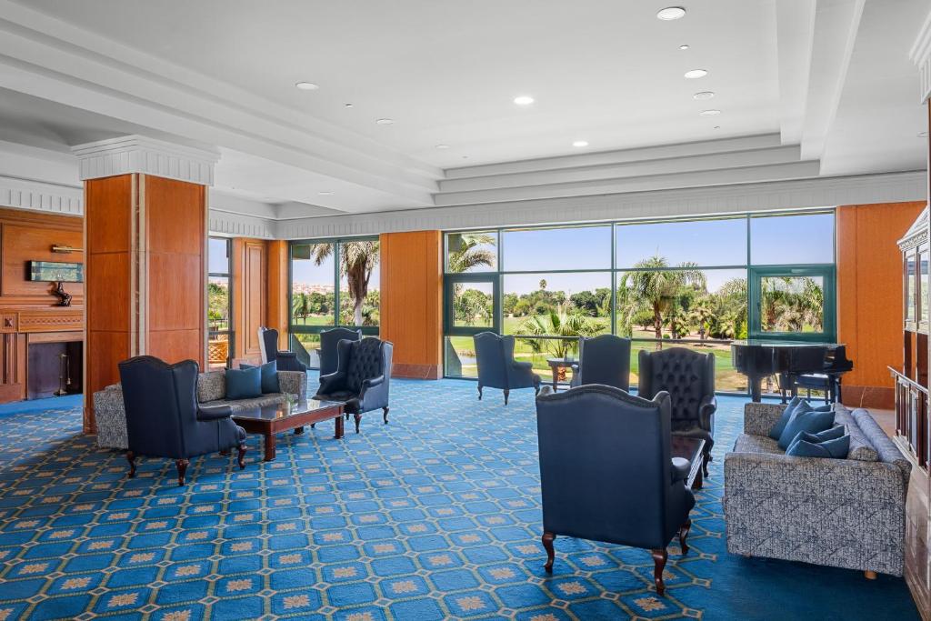 Posezení v ubytování Hilton Pyramids Golf