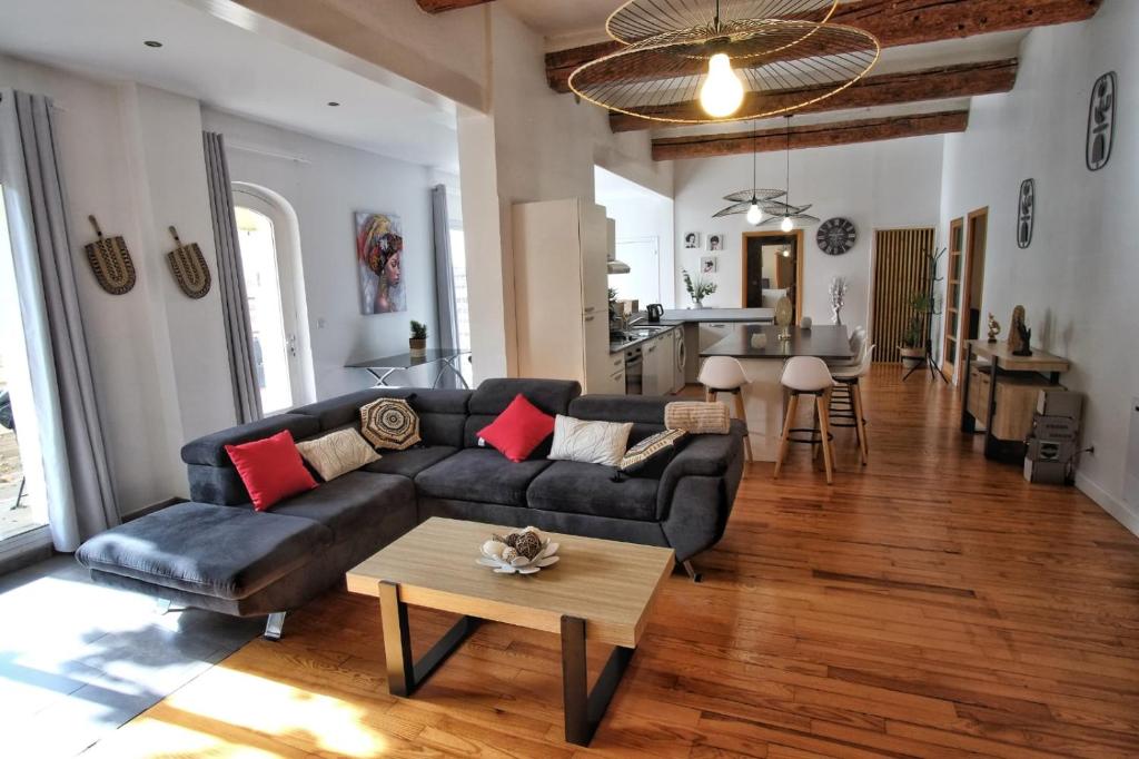 un salon avec un canapé et une table dans l'établissement Loft de caractère centre-ville, à Narbonne