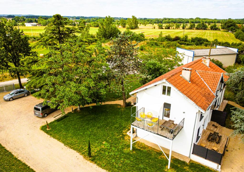 una vista aerea di una casa bianca con tetto arancione di Le Cottage Duo Vigne Rouge Clim Gaillac entre Albi-Toulouse & Les Cottages du Tarn a Brens