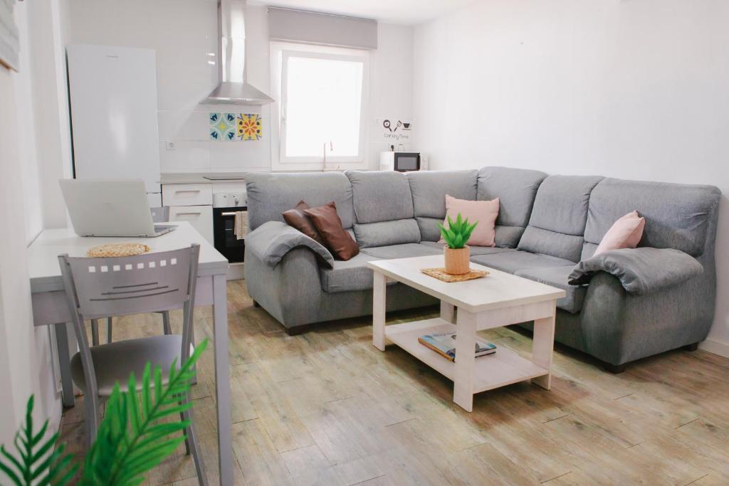 een woonkamer met een bank en een tafel bij APARTAMENTO LOS LANCES PLAYA in Tarifa