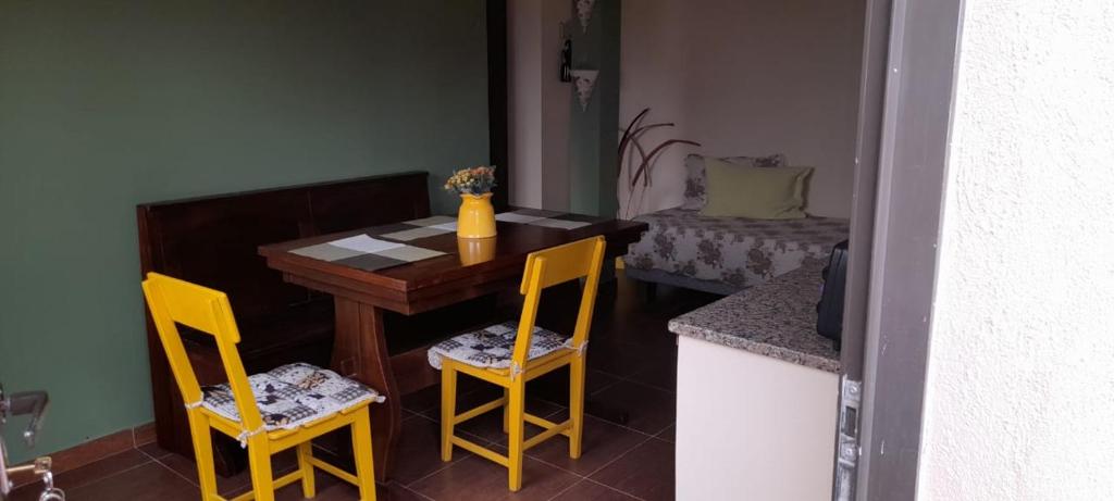 a small kitchen with a table and two chairs at ZUHAUSE in Puerto Iguazú