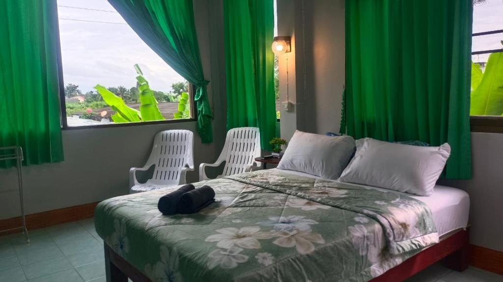 Postel nebo postele na pokoji v ubytování Mountain View Hostel - Krabi Airport near Wat ThamSuea