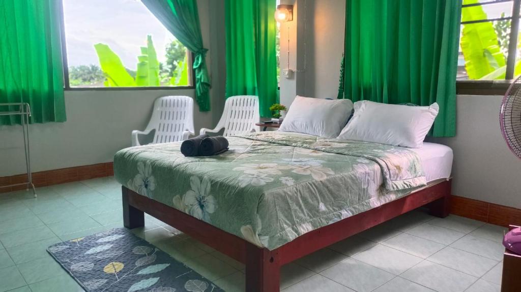 Postel nebo postele na pokoji v ubytování Mountain View Hostel - Krabi Airport near Wat ThamSuea
